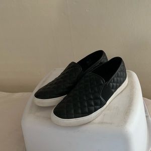 Steve Madden Black quilted slip on shoes
